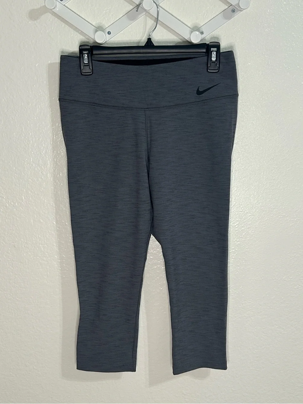 Nike Dri-FIT Gray Cropped Leggings Women’s Size Large